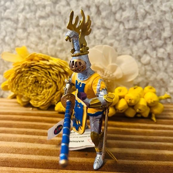 Beautiful RETIRED w/ALL TAGS Knight & Horse - Picture 3 of 10